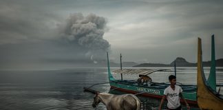 Photo gallery: Thousands of Filipinos flee from erupting volcano
