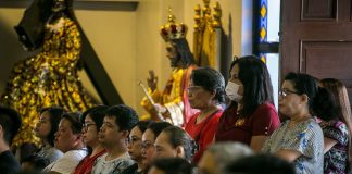 Tak takut virus corona, umat Katolik Filipina tetap hadiri Misa