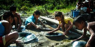 Children pan for gold in the Philippines | Child Labour | Child Labor