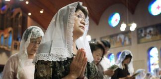 BI_Catholics praying for atomic bomb victims during a Mass