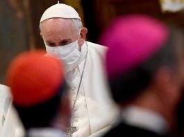 Pope Francis, wearing a protective face mask | Licas News