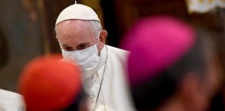 Pope Francis, wearing a protective face mask | Licas News