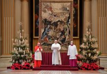Pope Francis giving Urbi et Orbi blessing