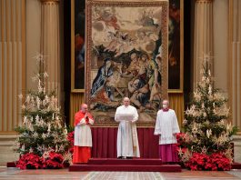 Pope Francis giving Urbi et Orbi blessing