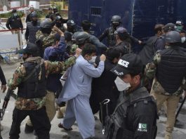 Policemen arrest doctors and paramedics