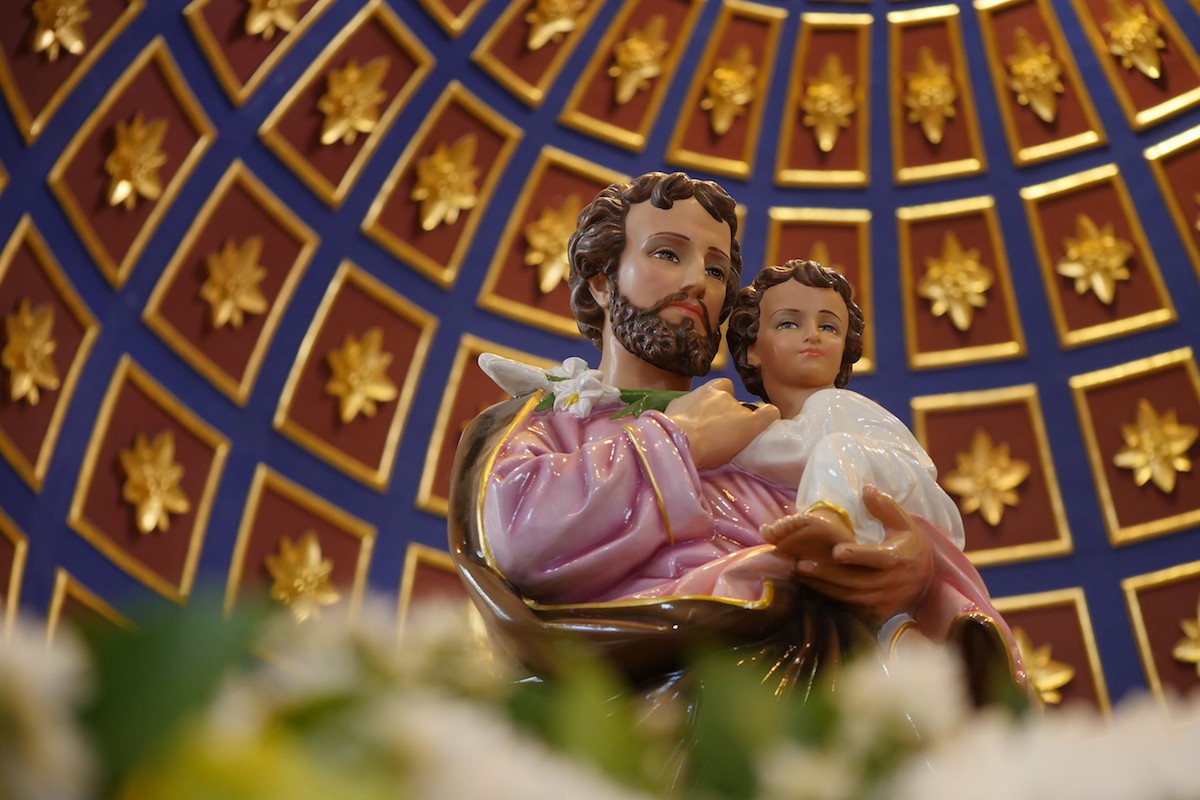 Statue of St. Joseph and child Jesus