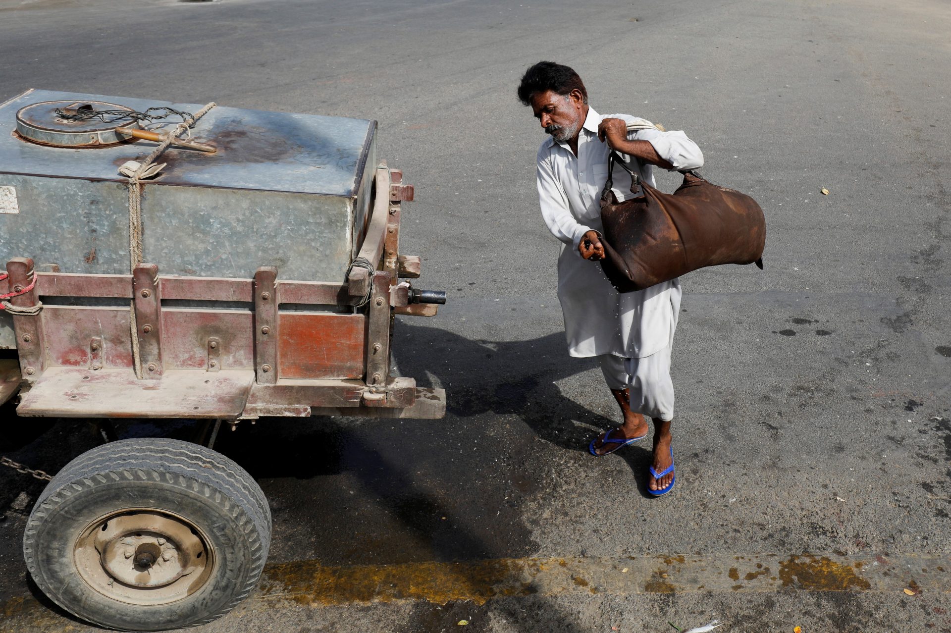 Pakistan's water bearers quench thirst in Ramadan, but fear for their trade  - LiCAS.news | Light for the Voiceless