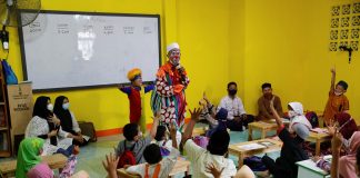 Indonesian teacher dons clown costume to inspire children to learn the Koran