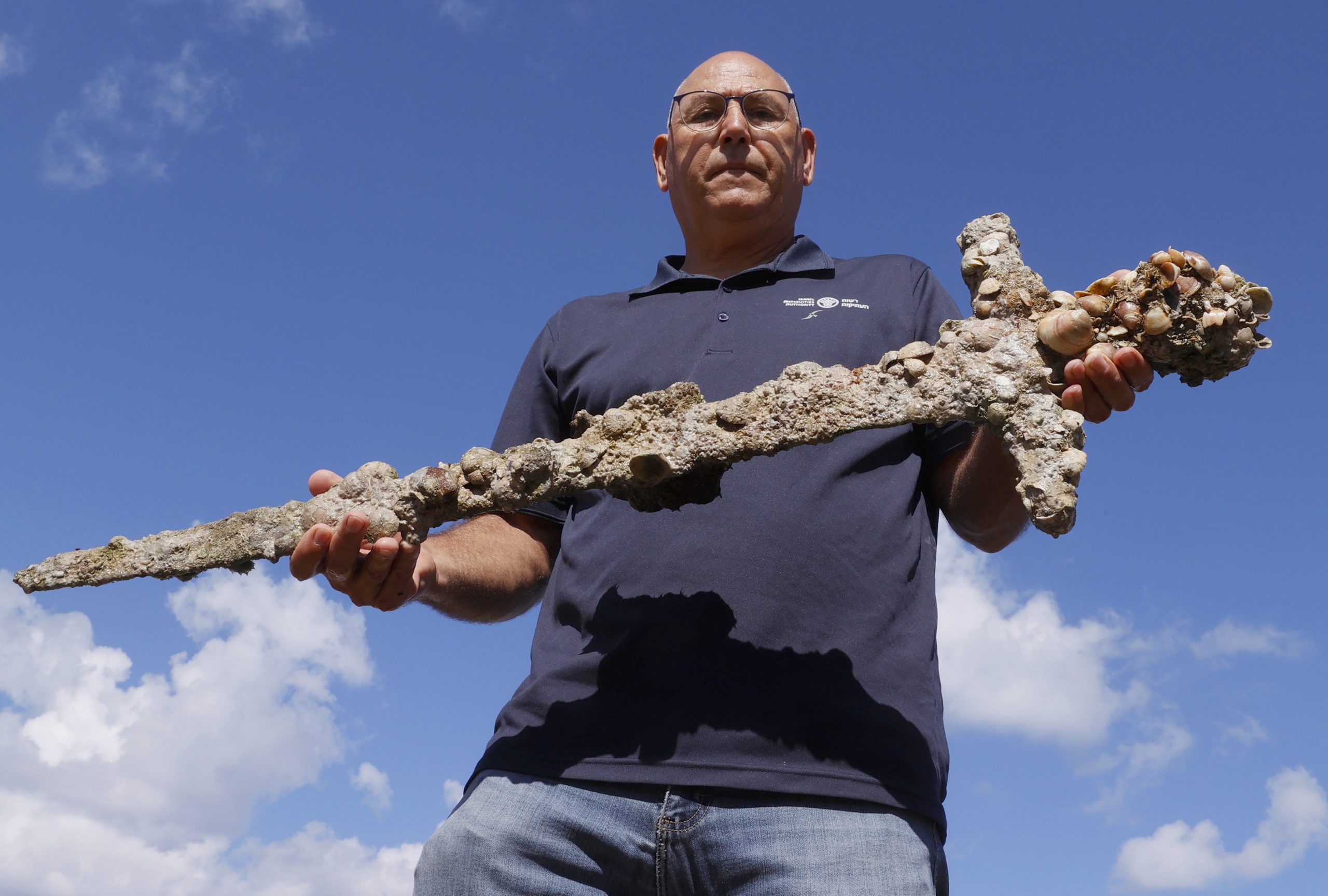 Israeli diver finds 900-year-old crusader sword - LiCAS.news