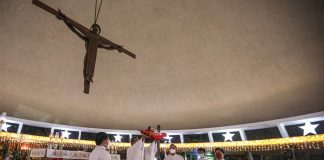 Photos: Celebrating Christmas in the shadow of COVID-19