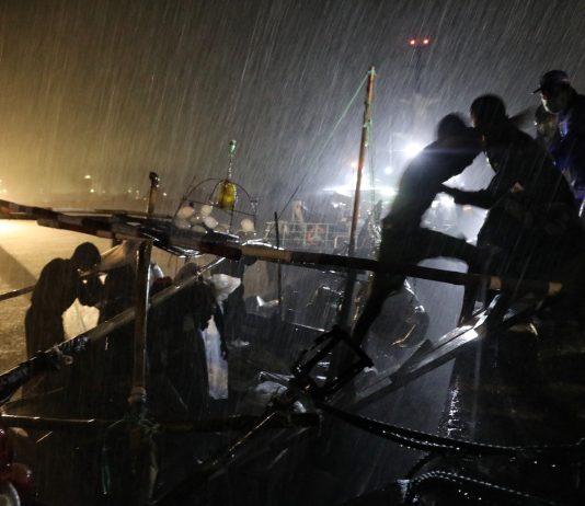 Indonesian officials evacuate Rohingya refugees in Aceh