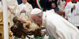 Pope Francis kissing baby Jesus figurine