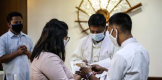 Filipino Catholics believe in ‘live-in’ before marriage, survey shows