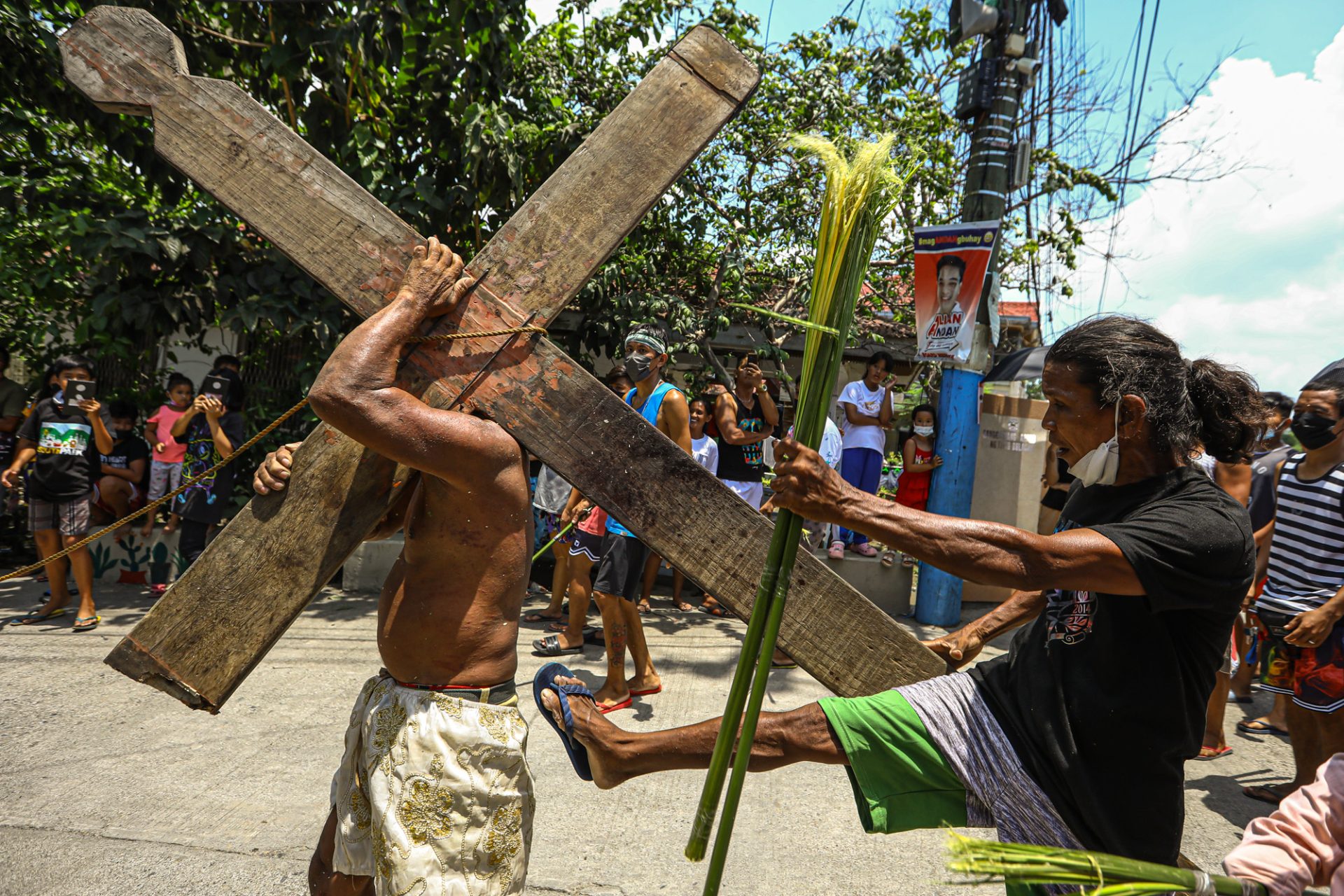 Photos Faithful in Philippines’ Bulacan province ‘arrest’ Jesus