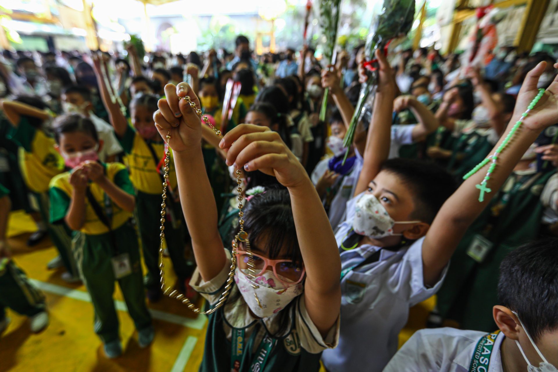 Children praying the rosary