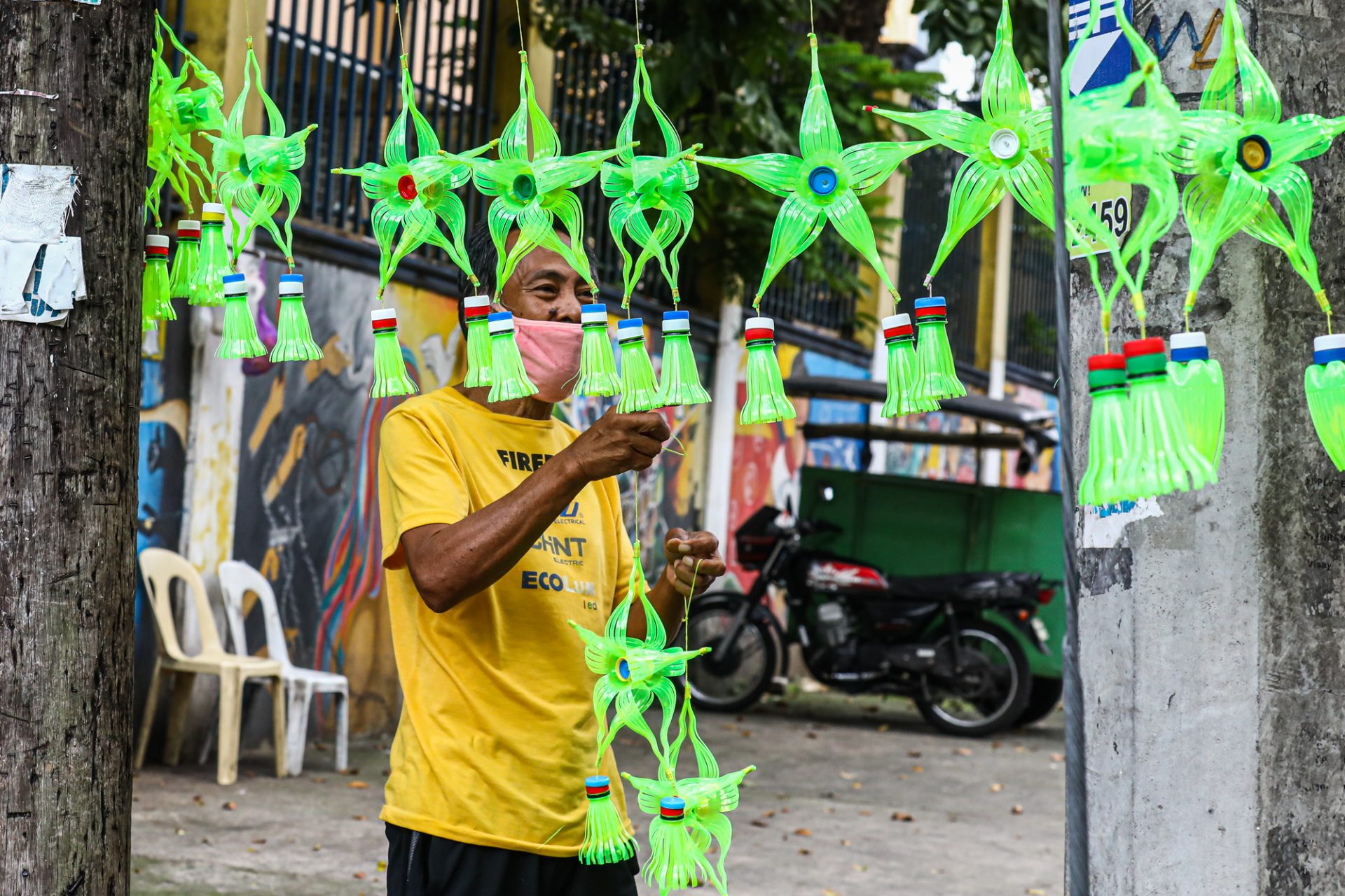 photos-christmas-brings-much-needed-income-to-manila-s-poor-licas