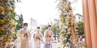 Entrance procession at Assumption Cathedral, Bangkok