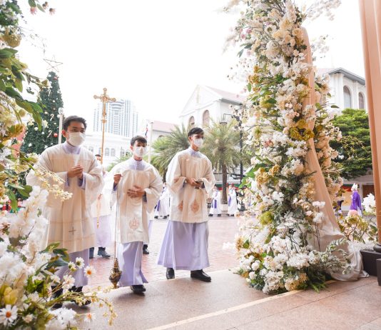 Entrance procession at Assumption Cathedral, Bangkok