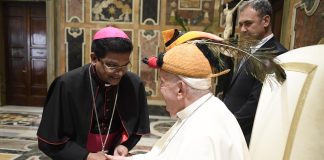 Indian bishop presents tribal headgear to Pope Francis during audience