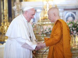 Pope Francis shaking hands with the Supreme Buddhist Patriarch of Thailand