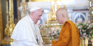 Pope Francis shaking hands with the Supreme Buddhist Patriarch of Thailand