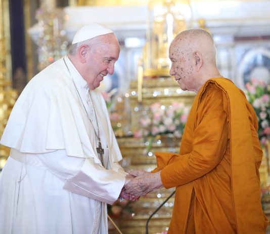Pope Francis shaking hands with the Supreme Buddhist Patriarch of Thailand
