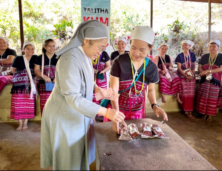 Catholic religious receives top anti-human trafficking award in Thailand