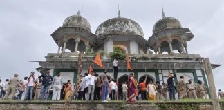 Far-right Hindu mob storms Muslim shrine in India