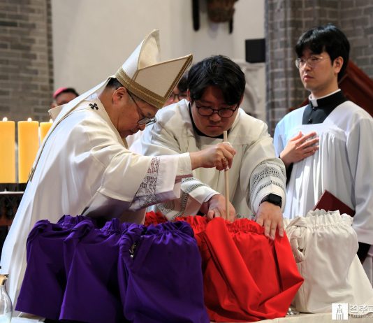 Archbishop Peter Soon-taick Chung blesses the sacred oils during the Chrism Mass at Myeongdong Cathedral on April 2, joined by clergy of the Archdiocese of Seoul. The oils will be used for the sacraments throughout the year. Photo by Catholic Archdiocese of Seoul